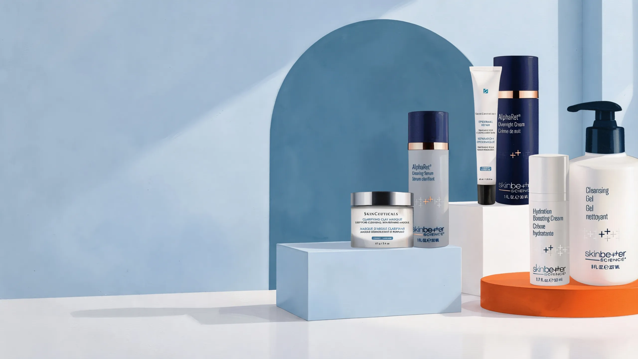 Atelier Med · Préparation : sérums, masque et nettoyant sur arche bleu profond, soins de préparation cutanée avant peeling, microneedling ou laser. Curation distribuée dans les cliniques Le Centre MD au Québec.