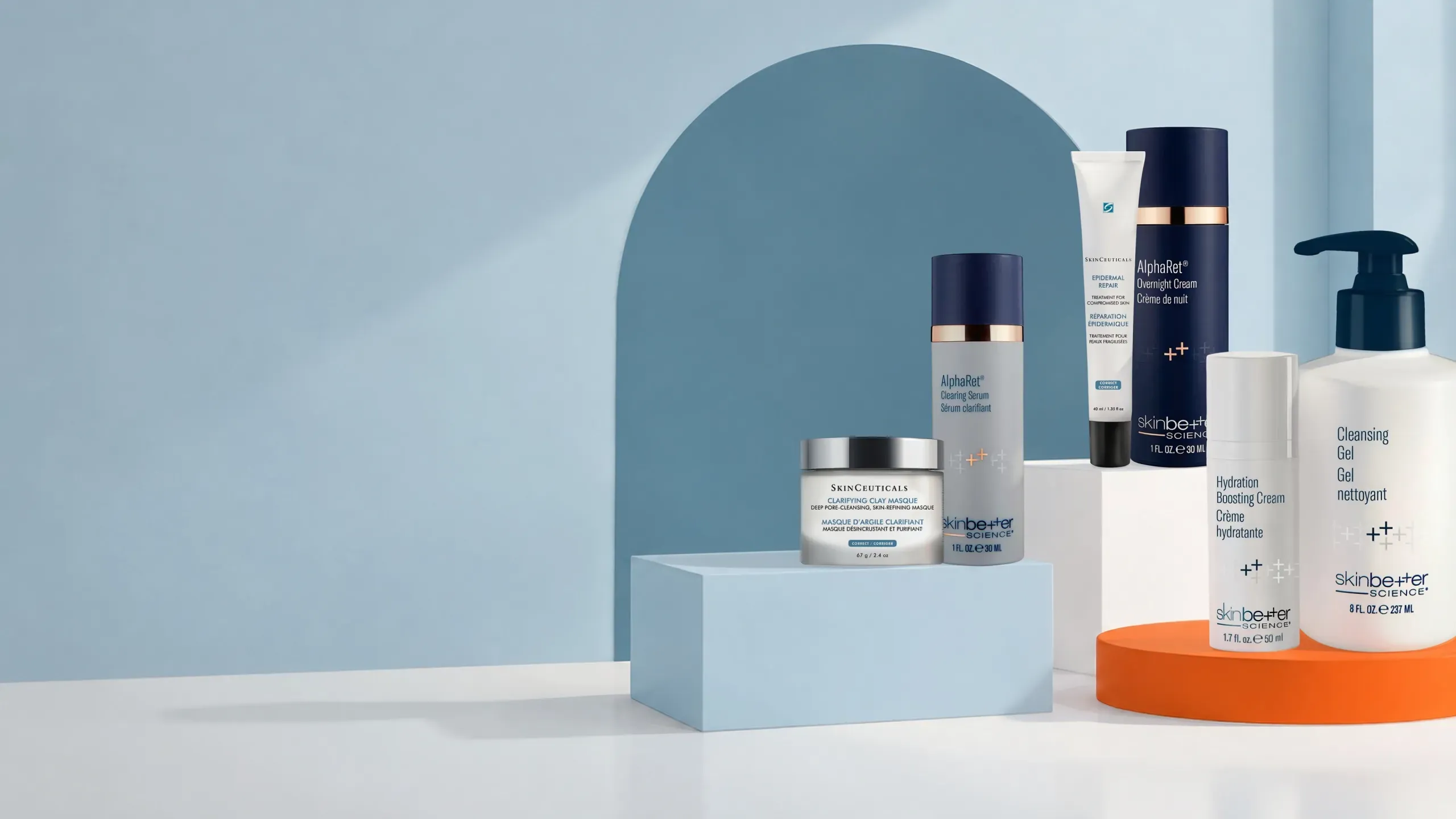 Composition éditoriale Atelier Med : sérums, crèmes, masque et nettoyant sur arche ciel et podium soleil, photographiés en studio. Maison de soin de précision fondée au Québec, dont la curation est distribuée dans les cliniques Le Centre MD.